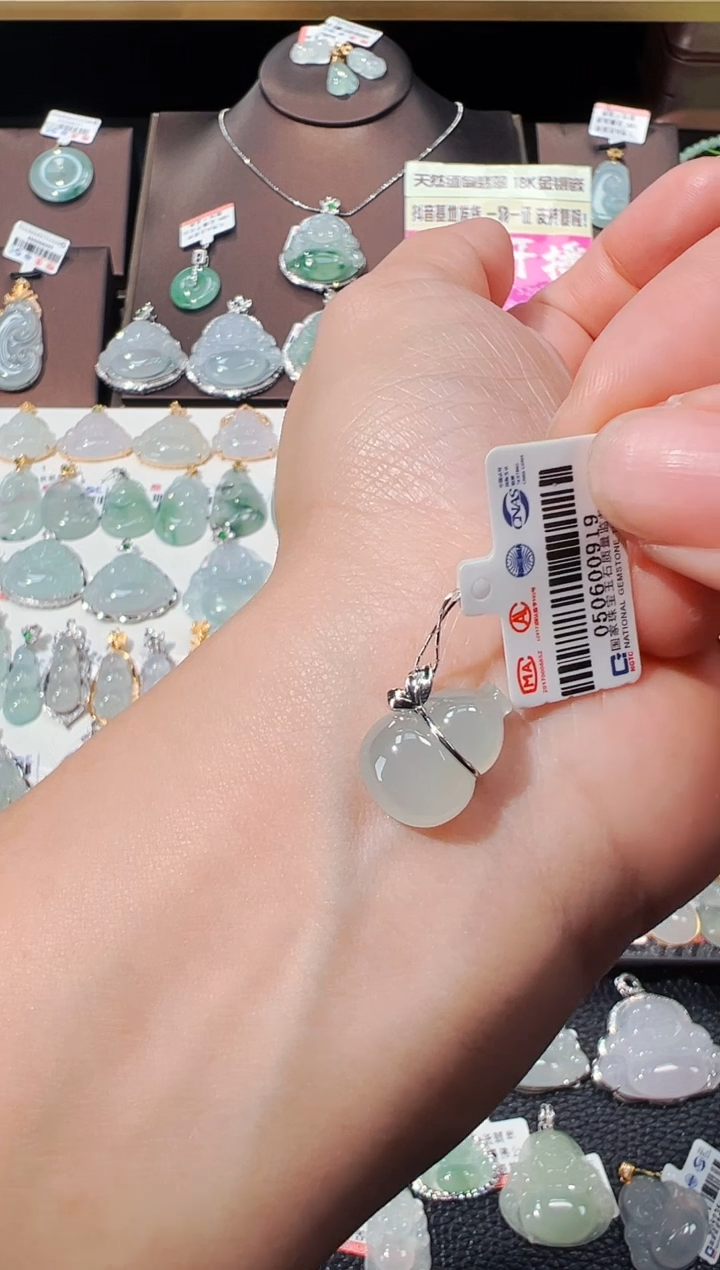 【闪购商品】翡翠吊坠(不含链)18K金镶嵌葫芦吊坠919