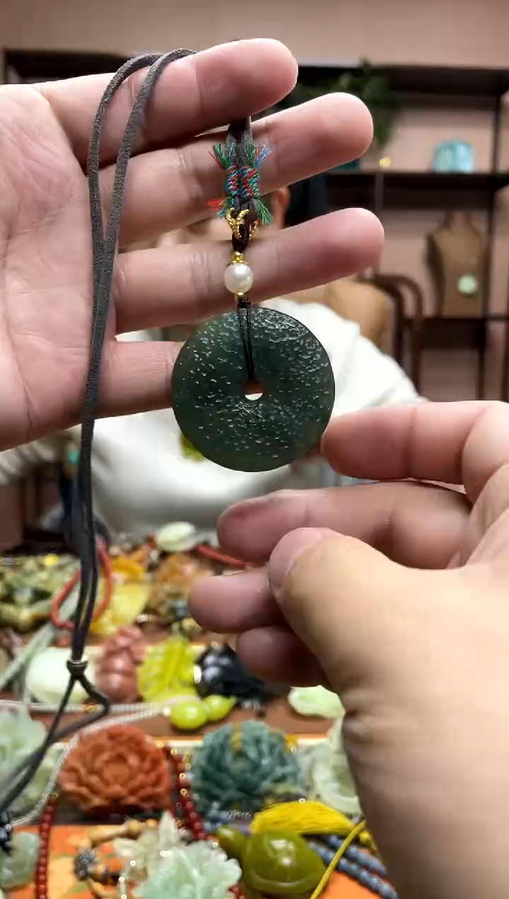 未镶嵌岫玉颈饰·1