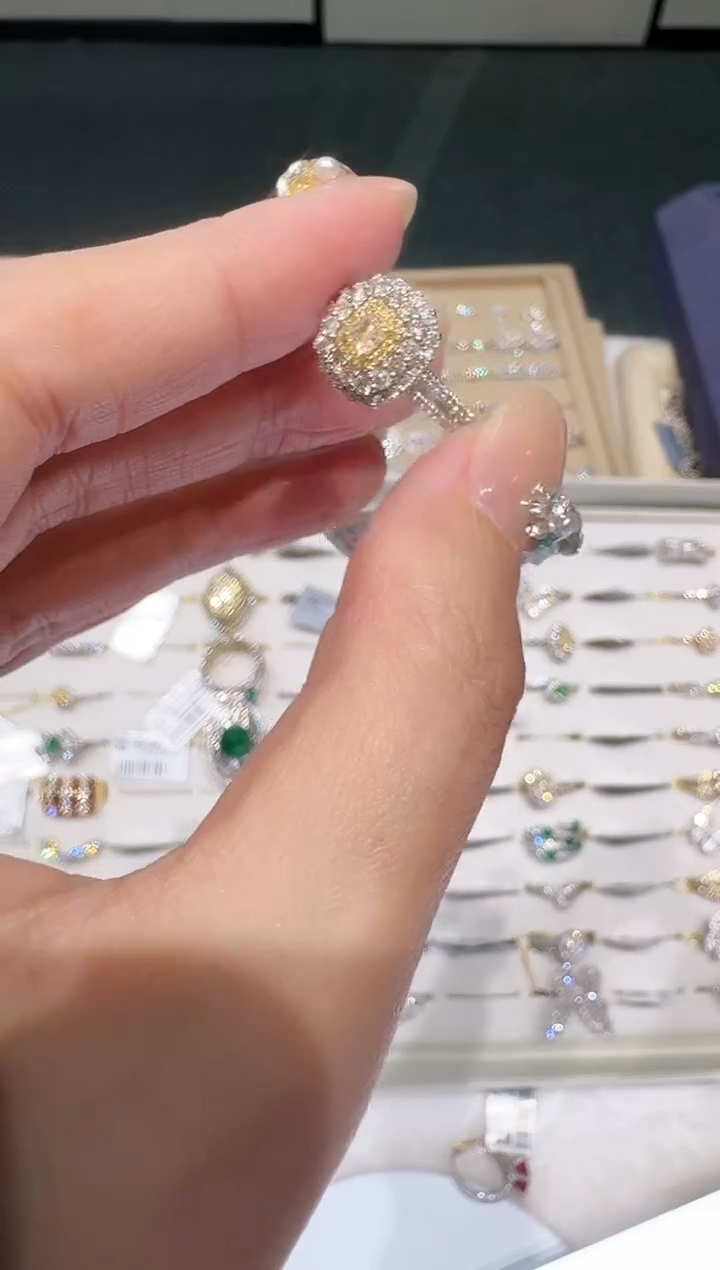 18K金镶嵌戒指钻石黄钻 