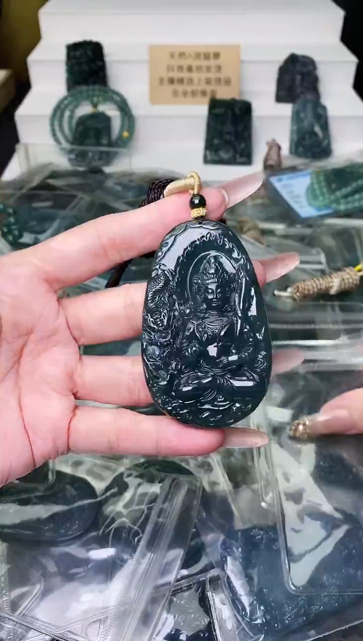 颈饰未镶嵌翡翠          