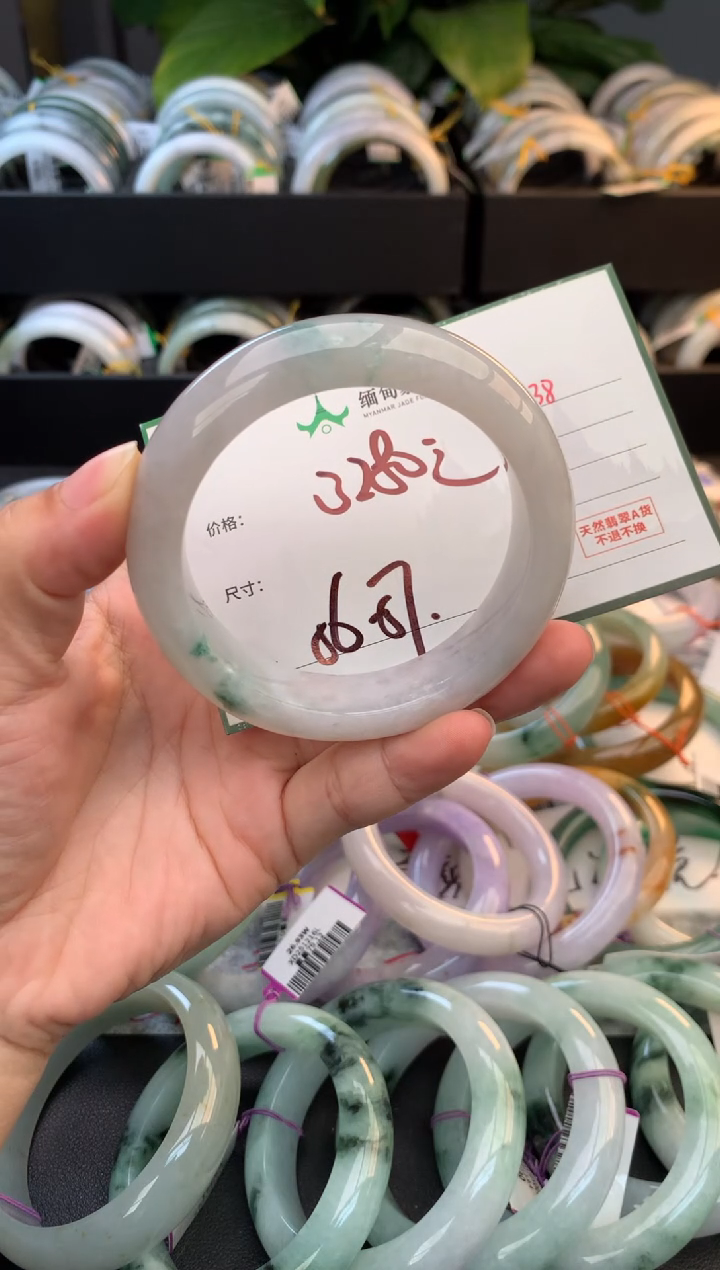 未镶嵌定制翡翠毛货需精细抛光+多人