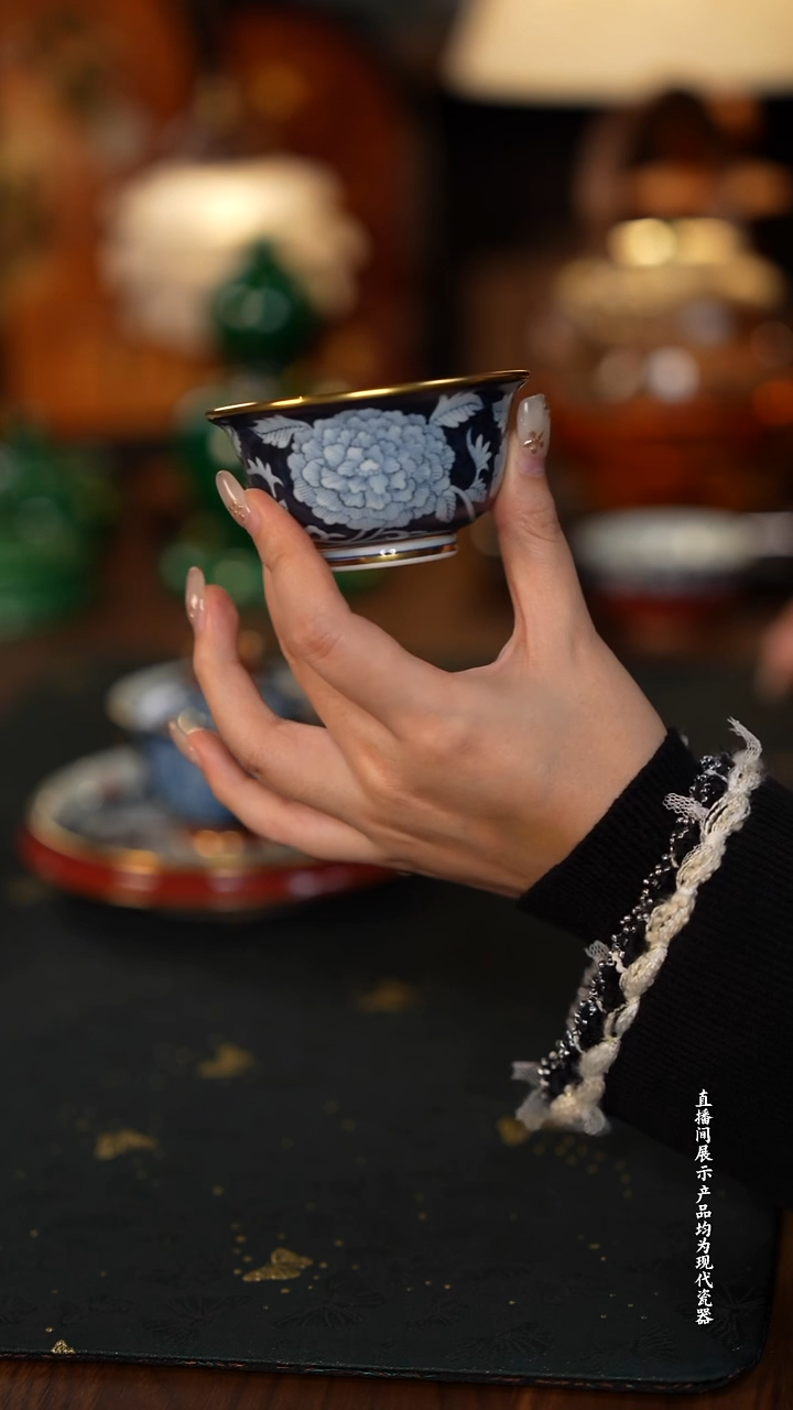 一如山房祭红描金（缠枝牡丹）压手杯