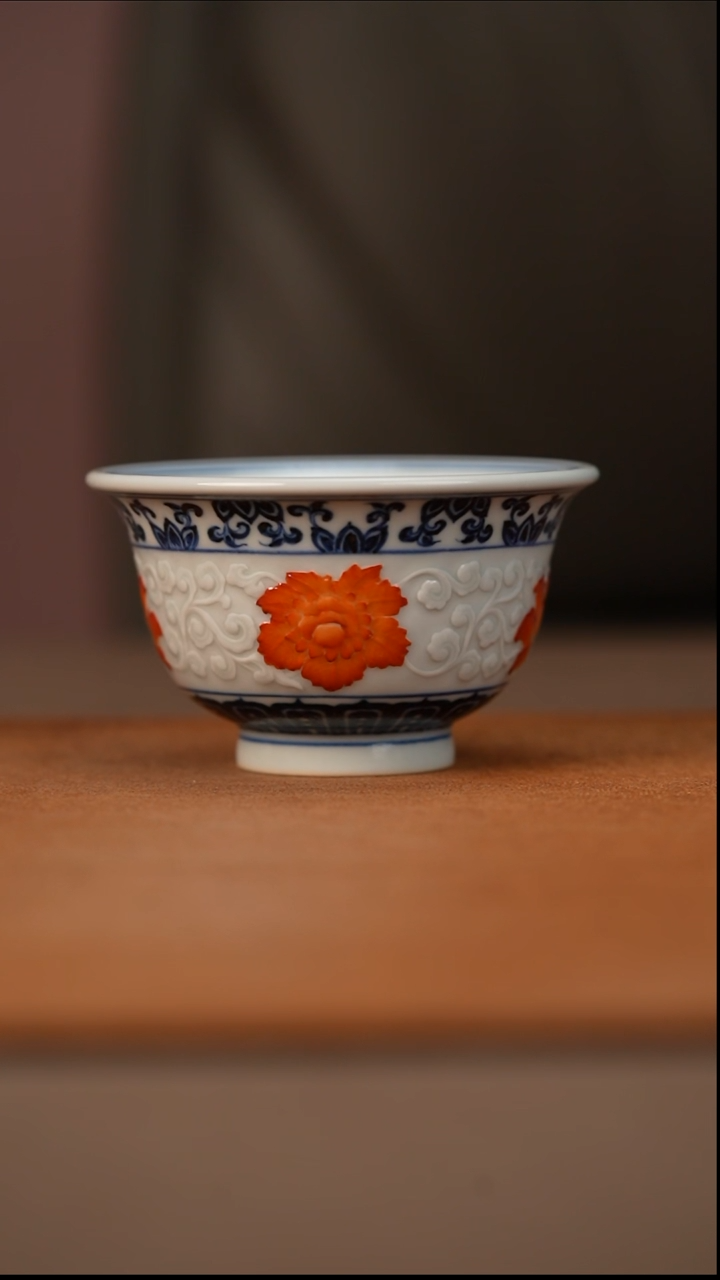 陶瓷又见春风青花雕刻矾红花卉压手杯