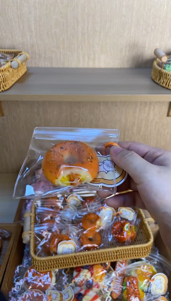 胶制【活动场】咬一玉米脆肠小贝果