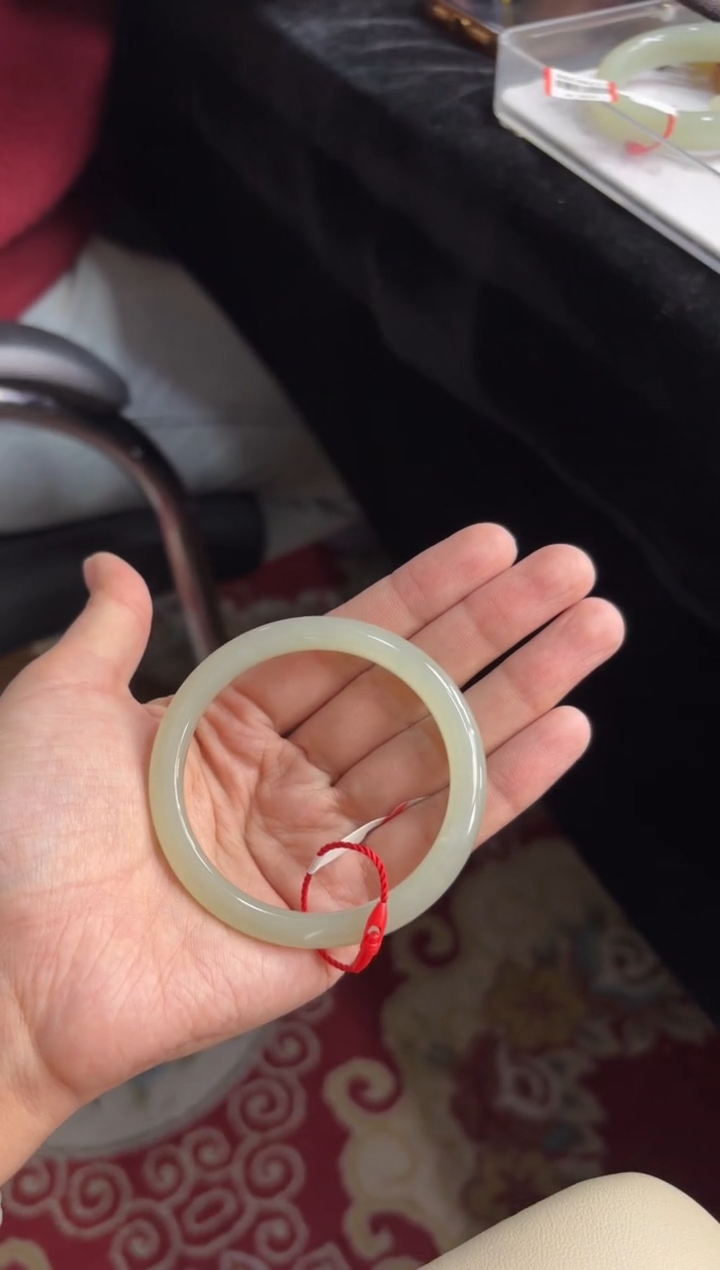 【闪购商品】和田玉手镯未镶嵌且末微色差近矿57M