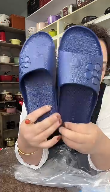 张*女  蓝色拖鞋