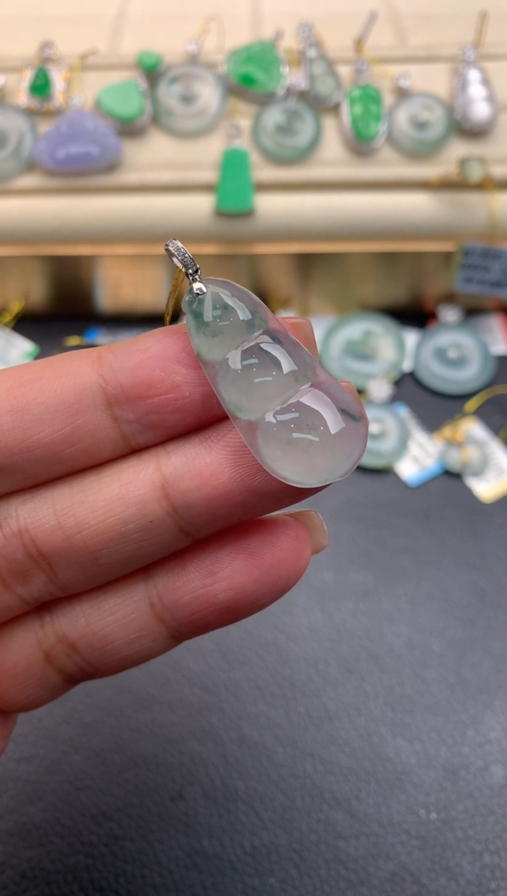 翡翠18K金镶嵌颈饰F624