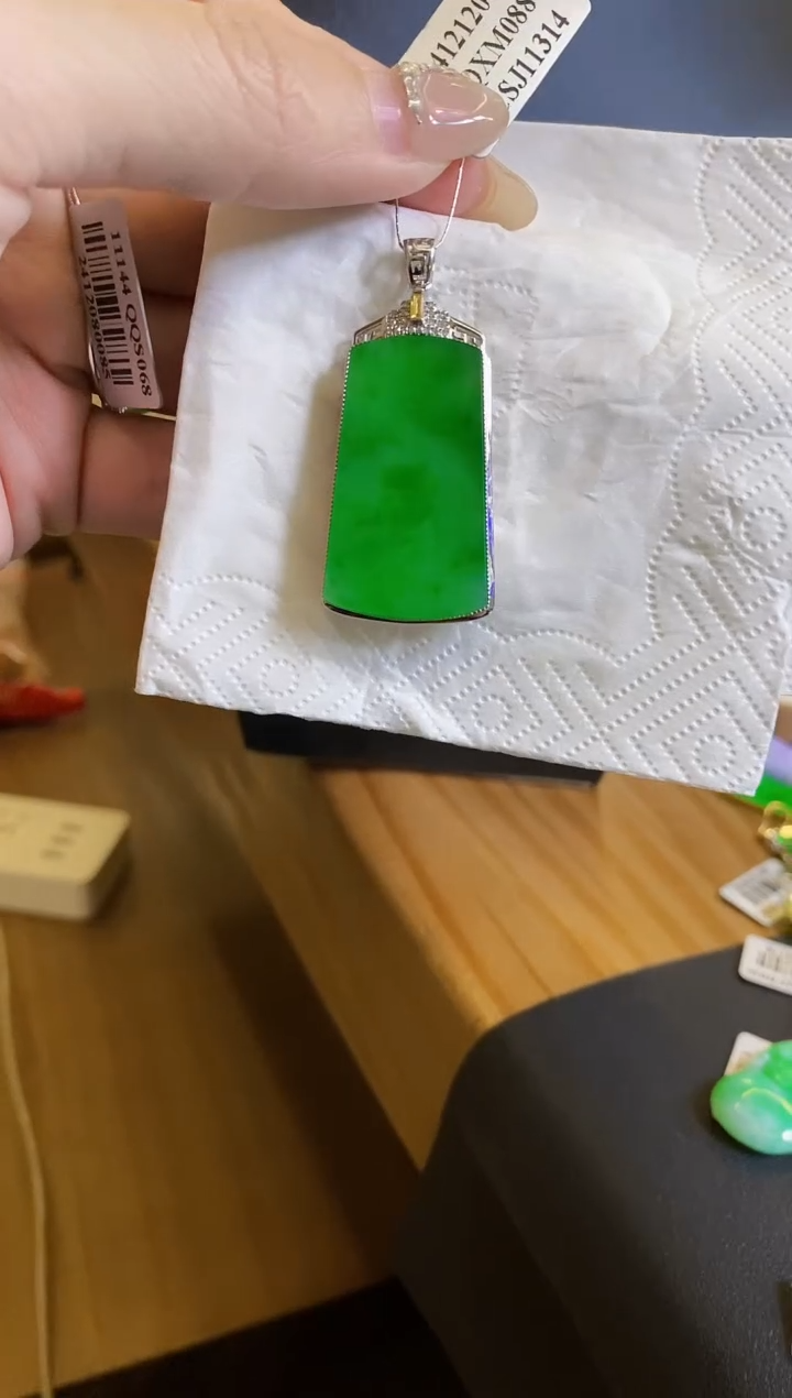 【闪购商品】翡翠颈饰18K金镶嵌无事牌