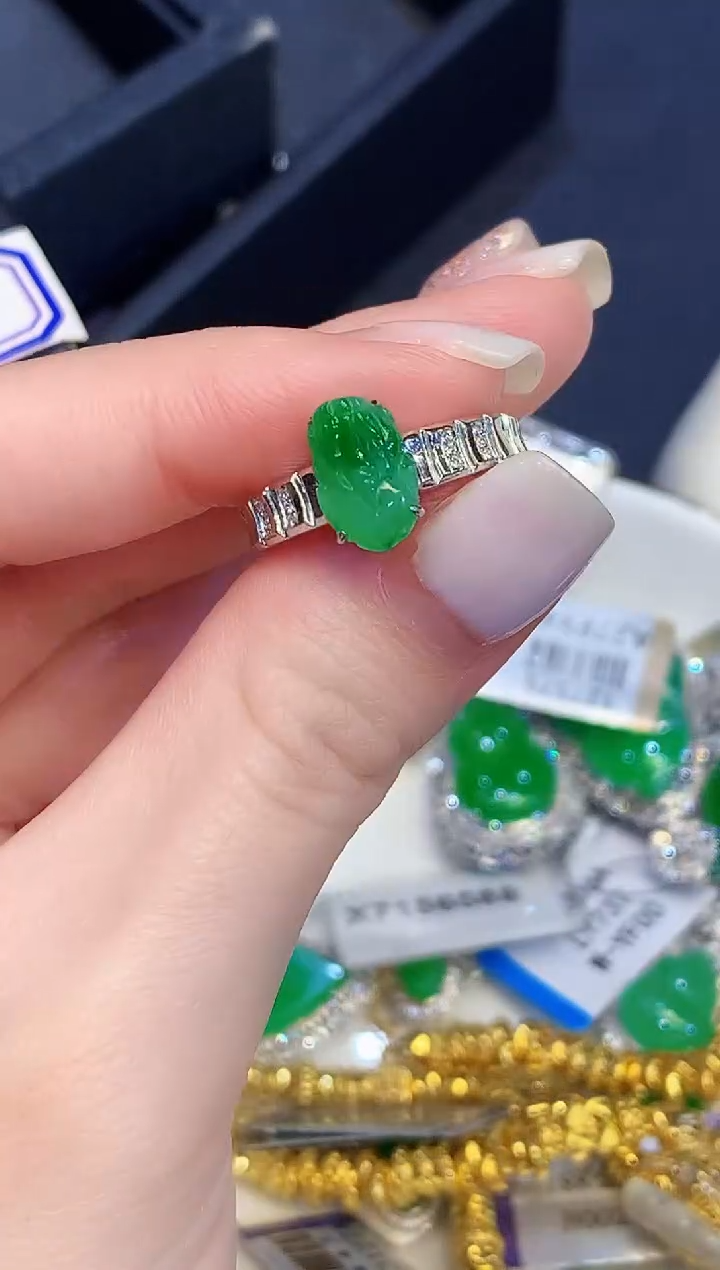 18K金镶嵌戒指翡翠L多样性发其一
