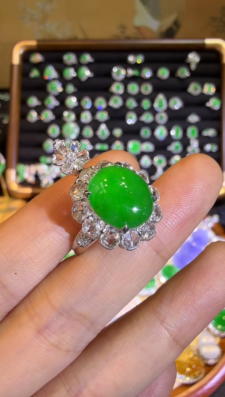 【闪购商品】翡翠戒指18K金镶嵌浓阳绿鸽子蛋戒指吊坠两用