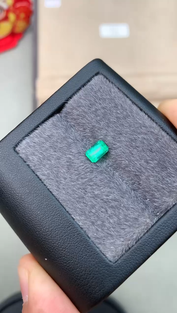 【闪购商品】定制祖母绿裸石未镶嵌0.76ct 潘杰希尔祖母绿