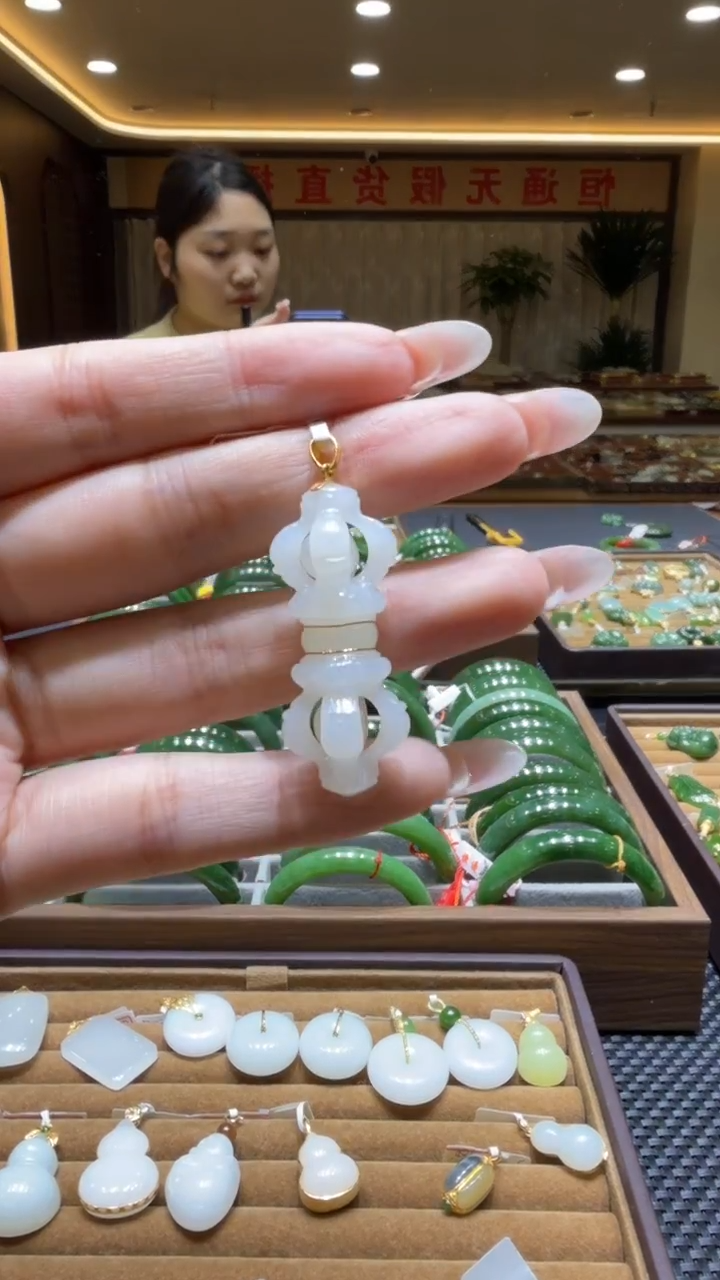 颈饰18K金镶嵌和田玉挂件