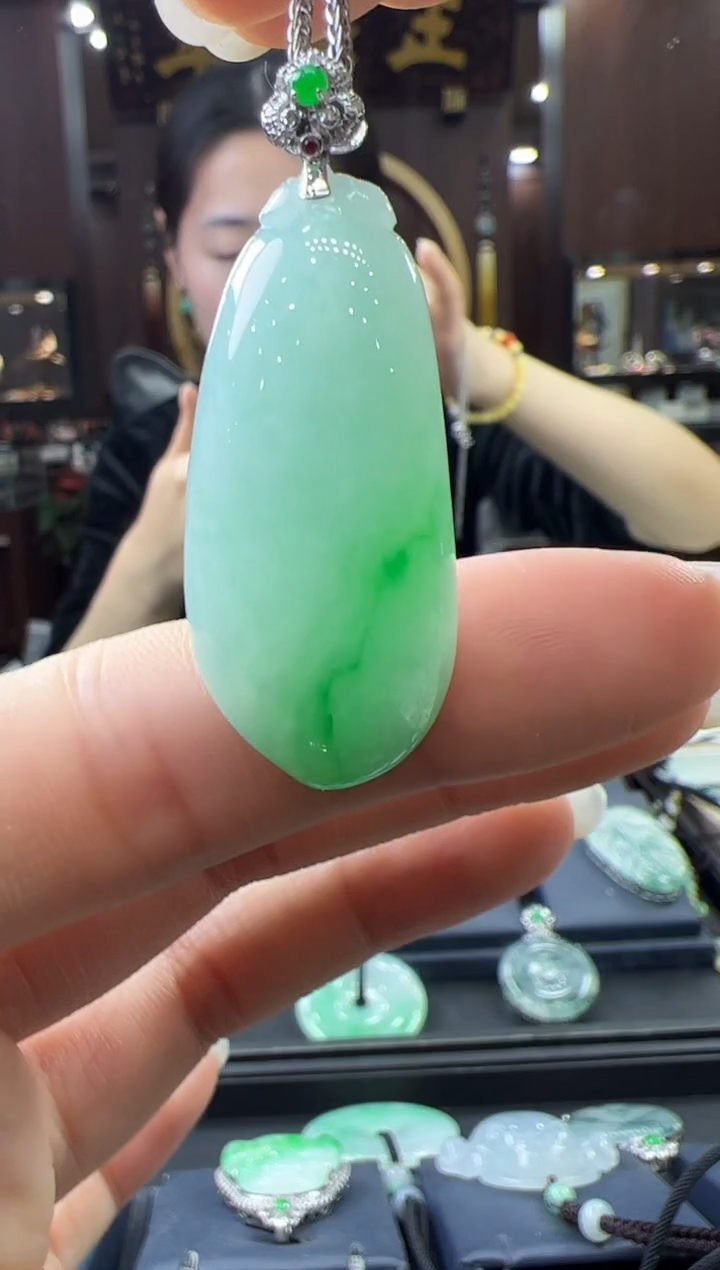 【闪购商品】翡翠挂件18K金镶嵌福瓜不含链