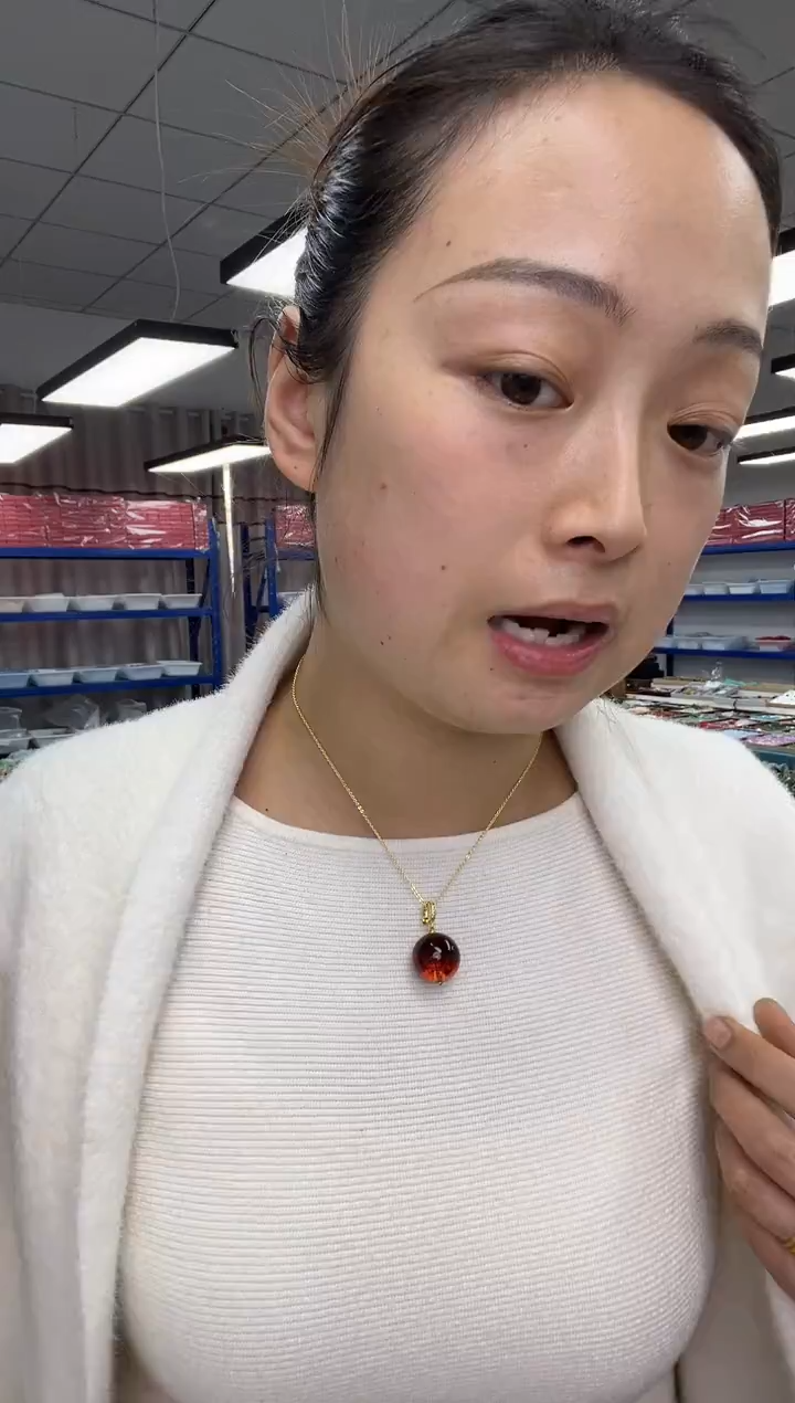 血珀颈饰未镶嵌20路路通吊坠