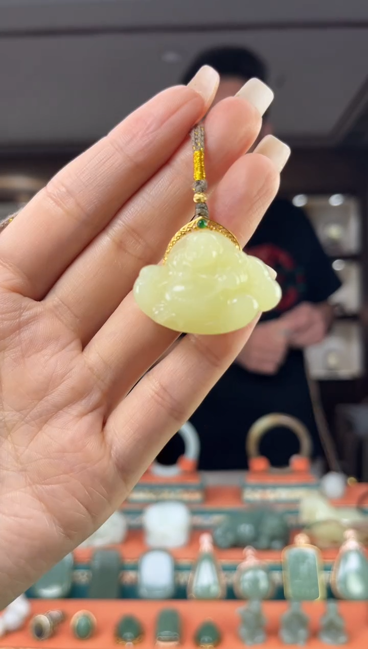 颈饰18K金镶嵌和田玉佩佩