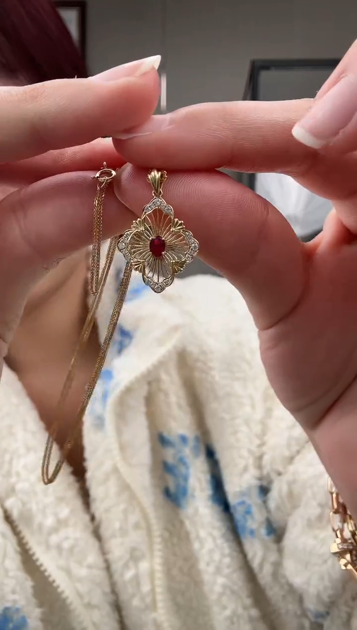 【闪购商品】钻石项链18K金镶嵌红宝镂空布布项链