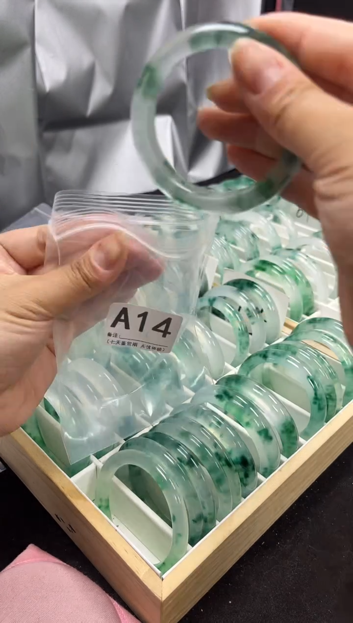 【闪购商品】石英岩玉手镯未镶嵌A14