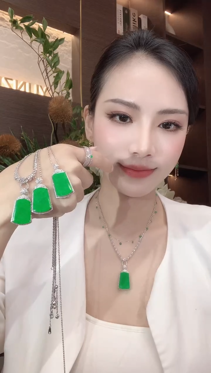 吊坠(不含链)18K金镶嵌翡翠A20 多样性发一件