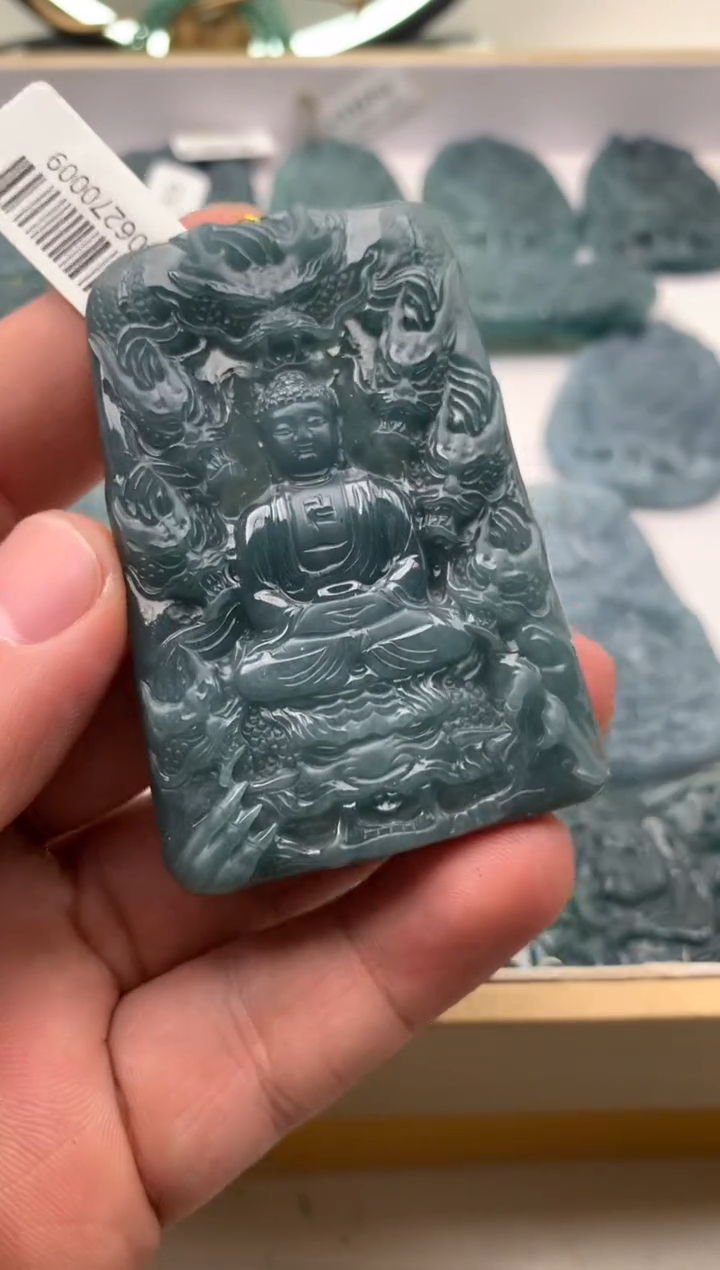 【闪购商品】翡翠颈饰未镶嵌大日如来 有碧雕