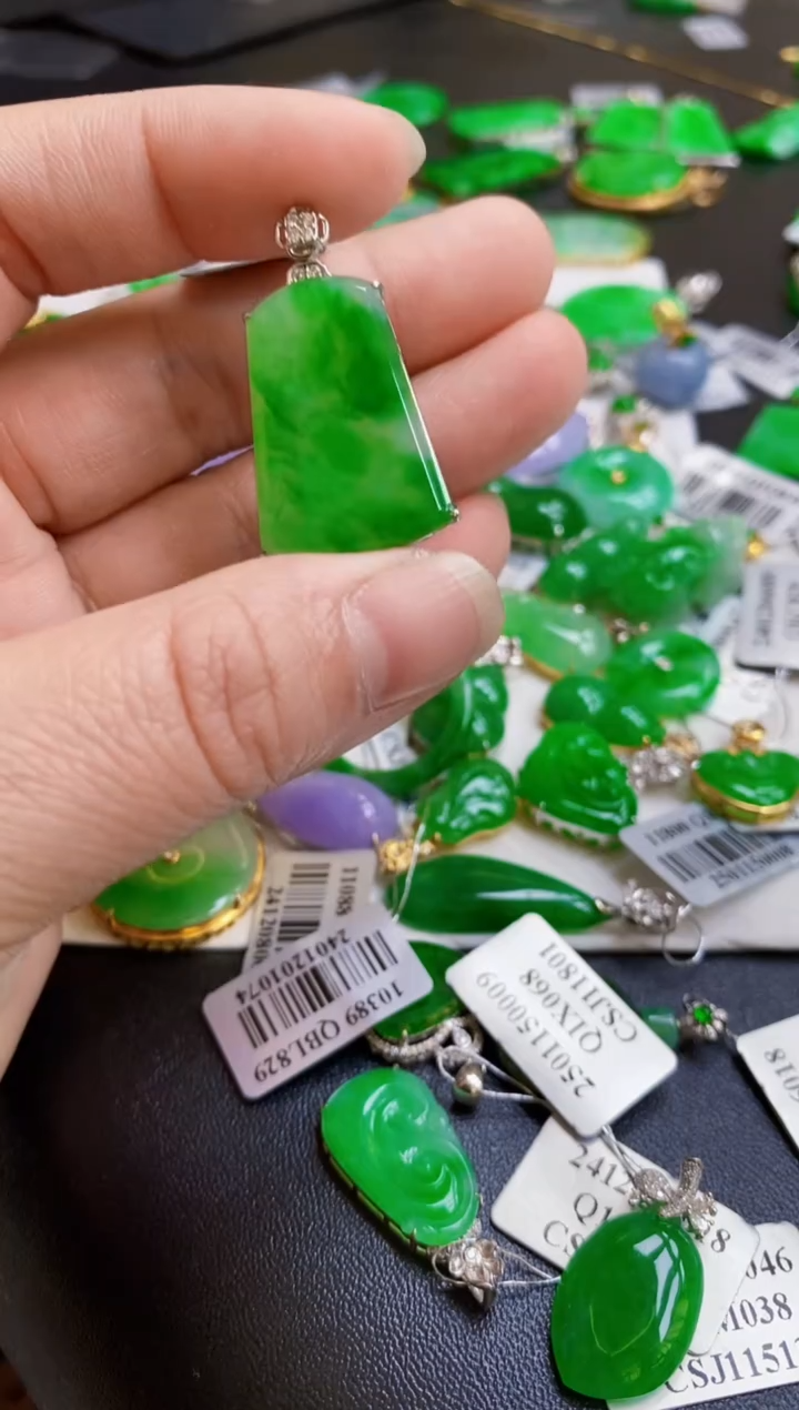 【闪购商品】翡翠颈饰18K金镶嵌吊坠