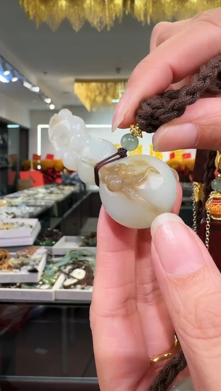 颈饰未镶嵌和田玉吊坠