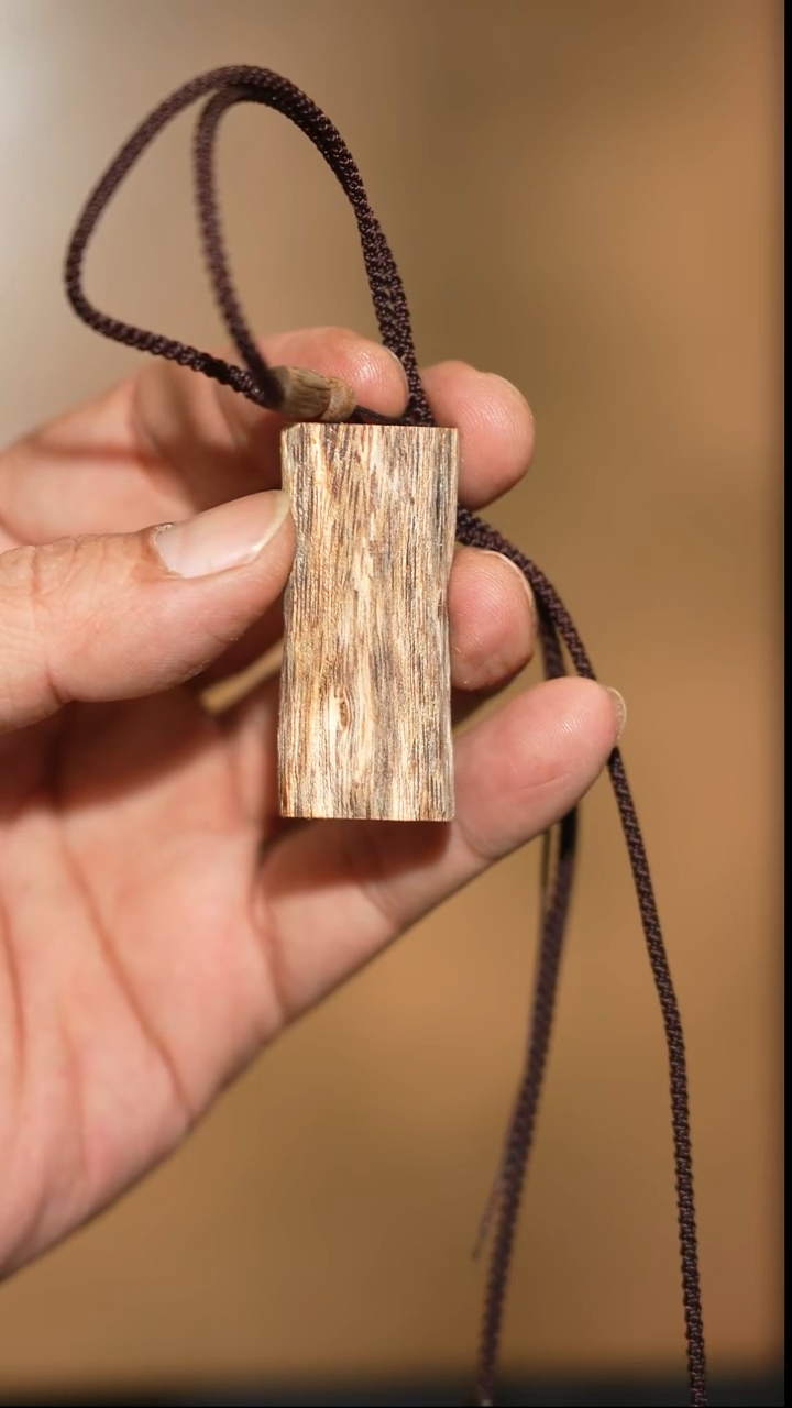 沉香吊坠海南绿奇楠无事牌