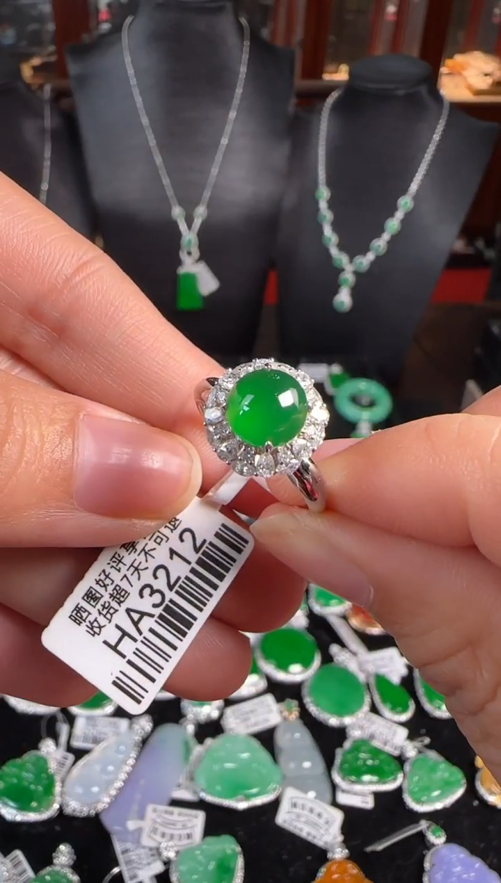 18K金镶嵌戒指翡翠HA3212冰绿蛋面戒指