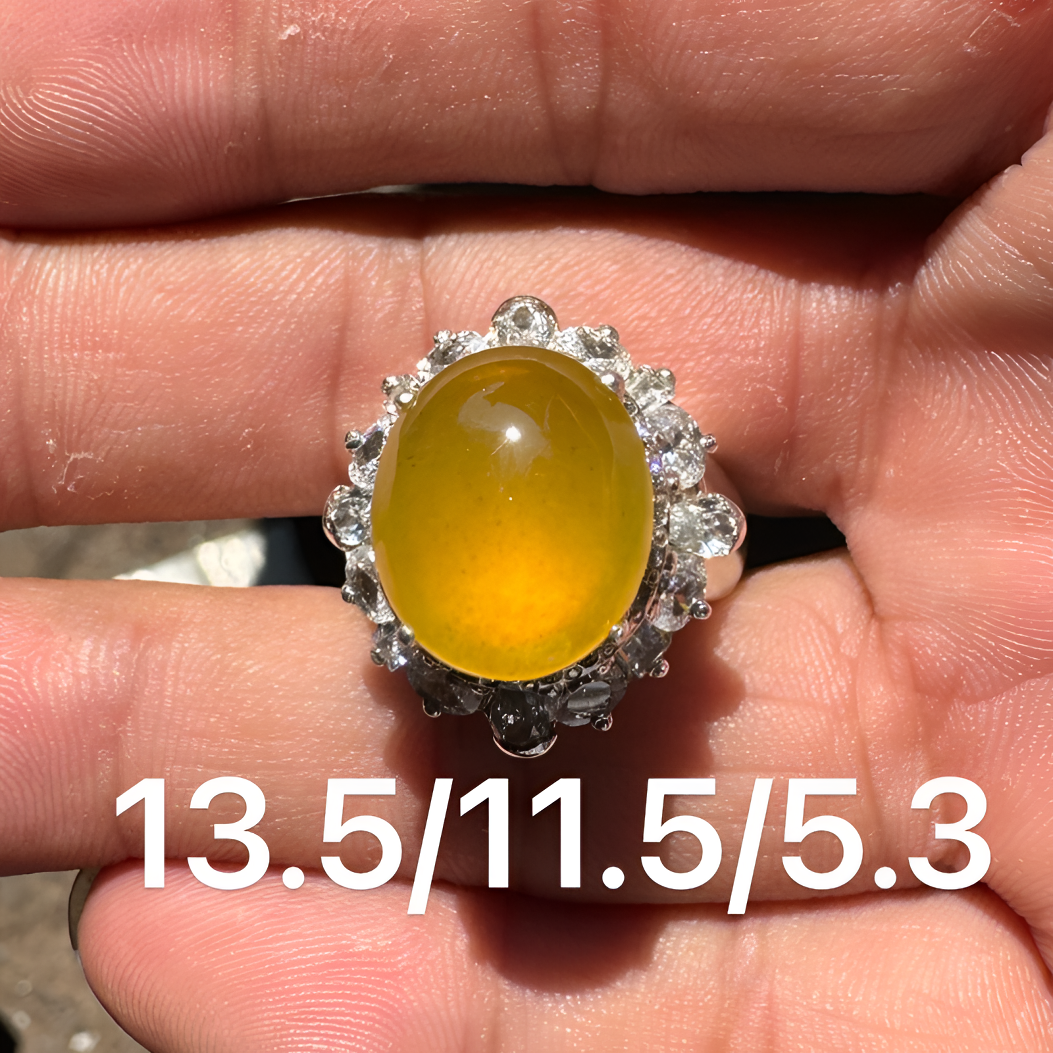 0130(小哪吒在源头)冰玻种翡翠柠檬黄戒面肉细杠味荧光足M400