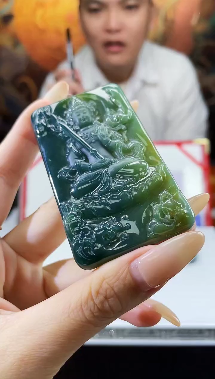 翡翠未镶嵌颈饰多样性发其一