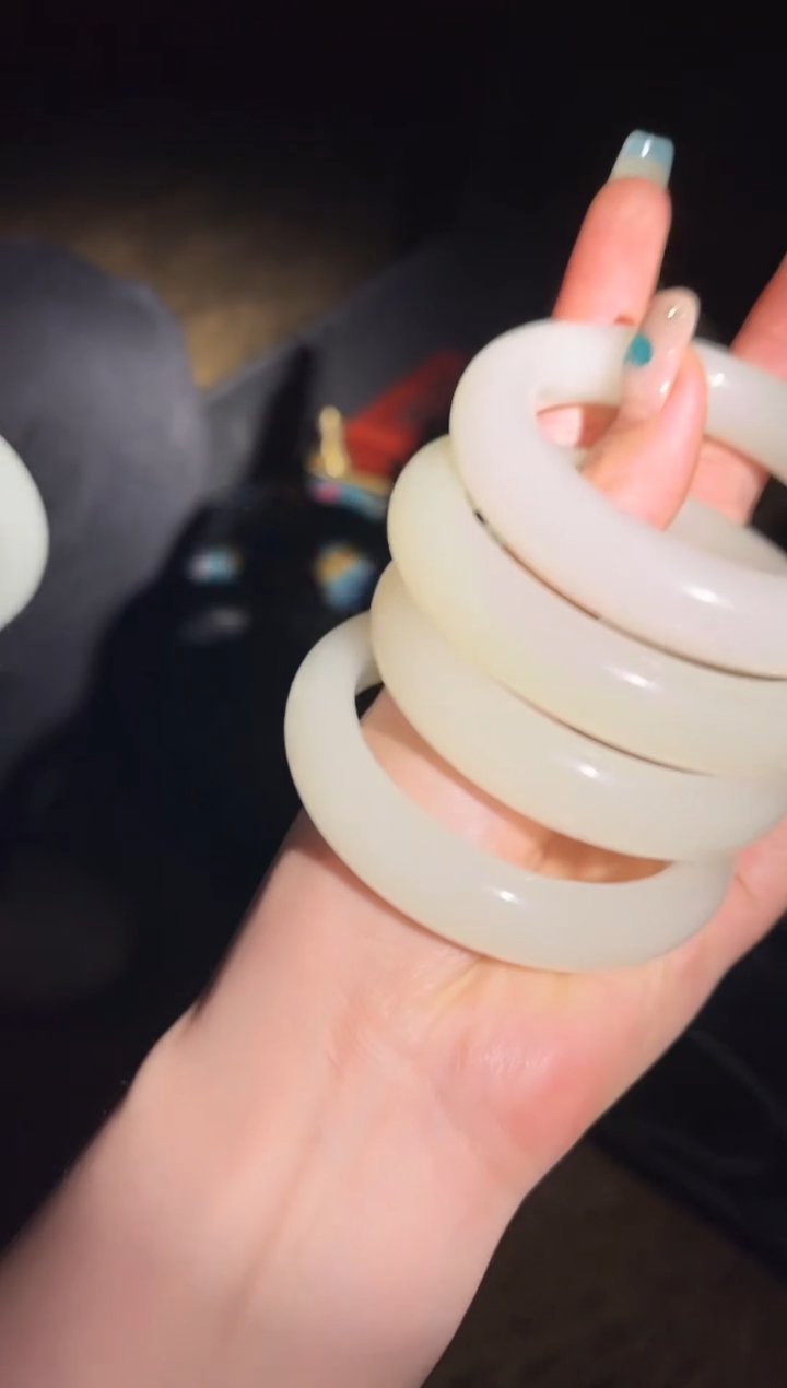 【闪购商品】【闪购商品】白色玉手镯四个