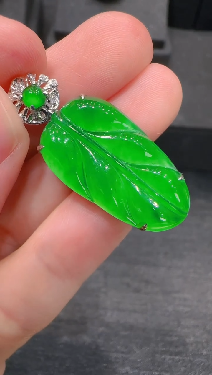 【闪购商品】翡翠吊坠(赠链)未镶嵌天然翡翠A货