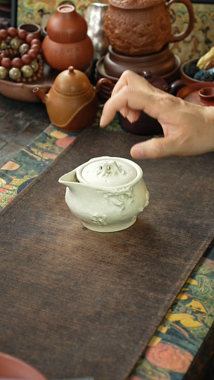 白泥仿太湖石紫砂手抓壶