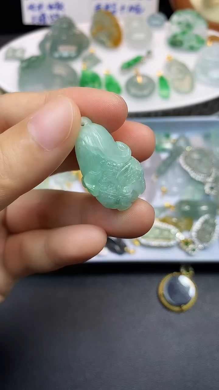 颈饰未镶嵌翡翠吊坠