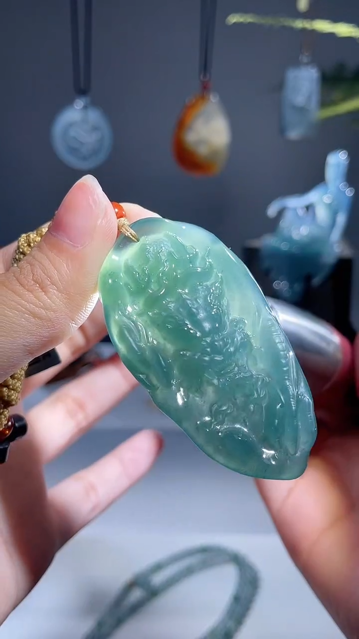 颈饰未镶嵌翡翠龙牌