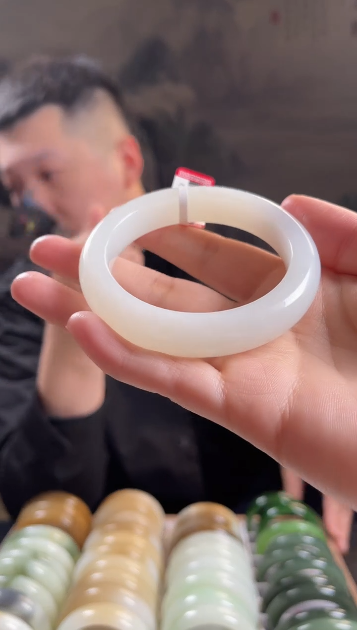 未镶嵌手镯和田玉55圈口4130