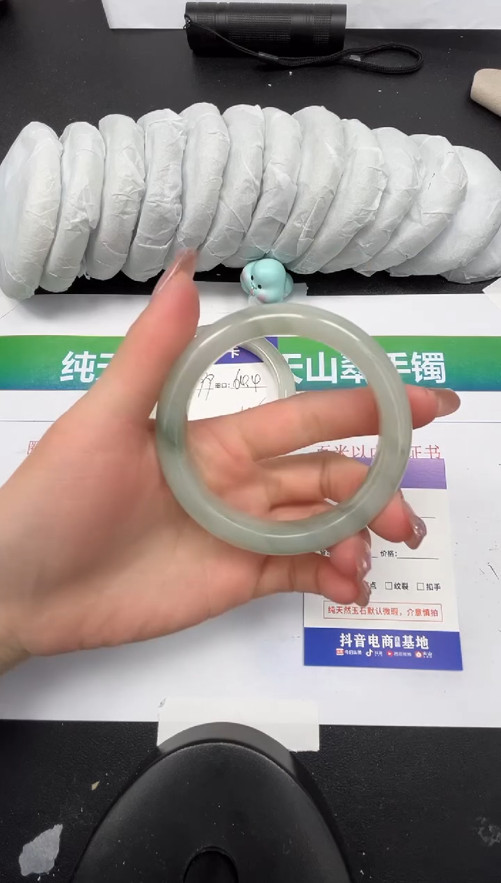 【闪购商品】石英质玉手镯未镶嵌200-60