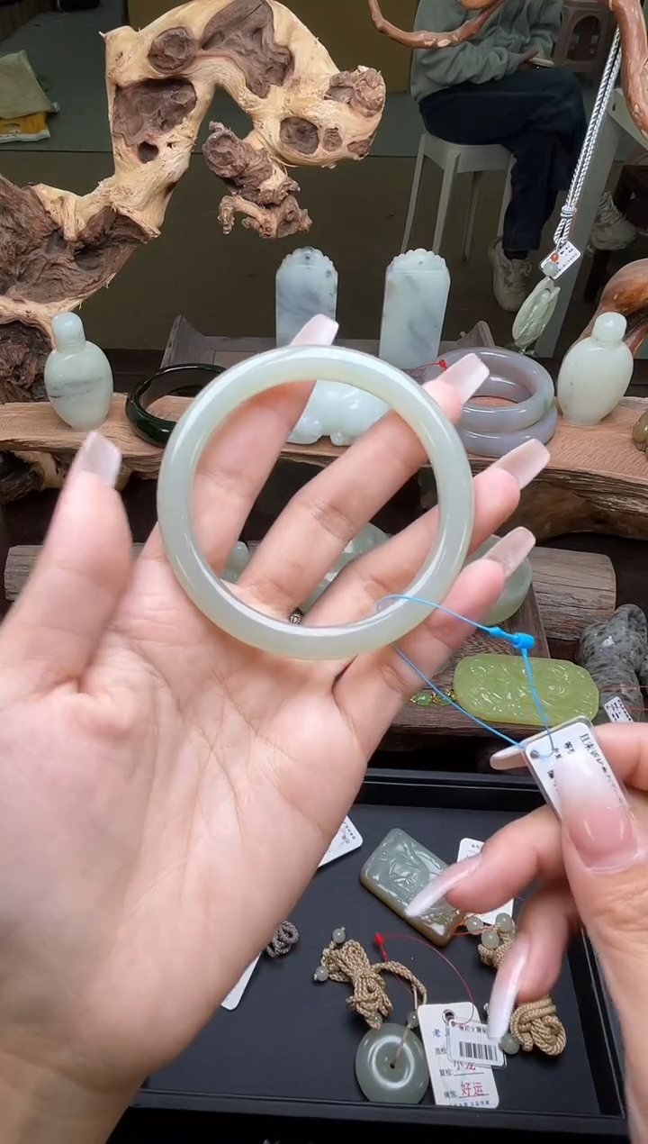 【闪购商品】和田玉手镯未镶嵌且末青白 58圈31307