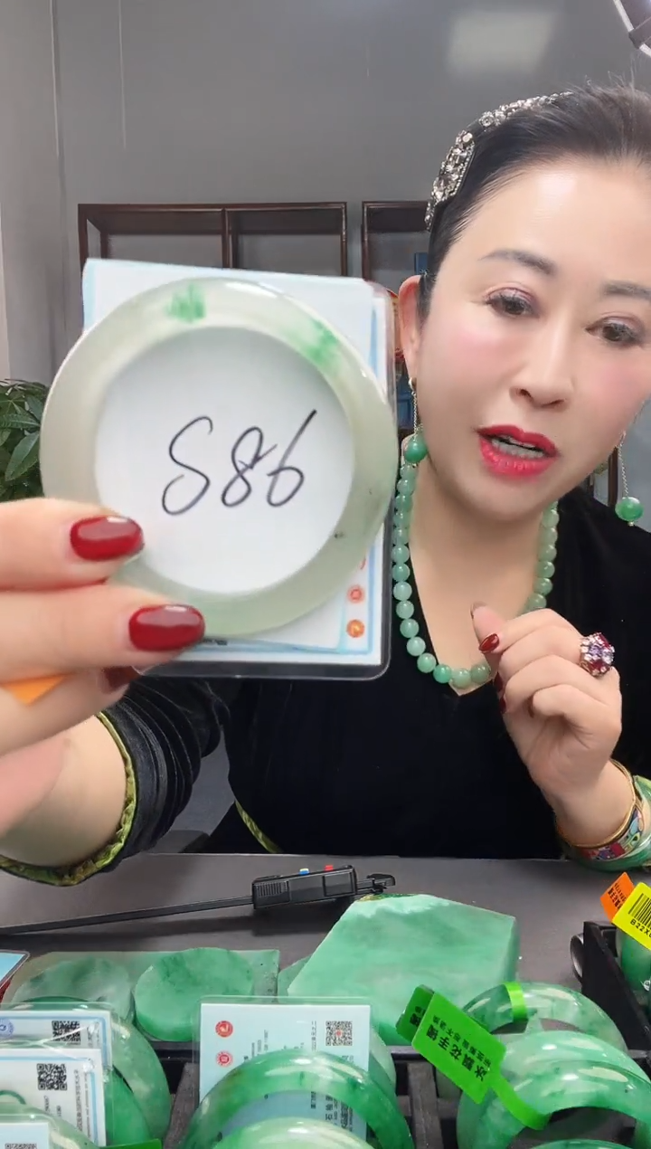 【闪购商品】石英质玉手镯未镶嵌1