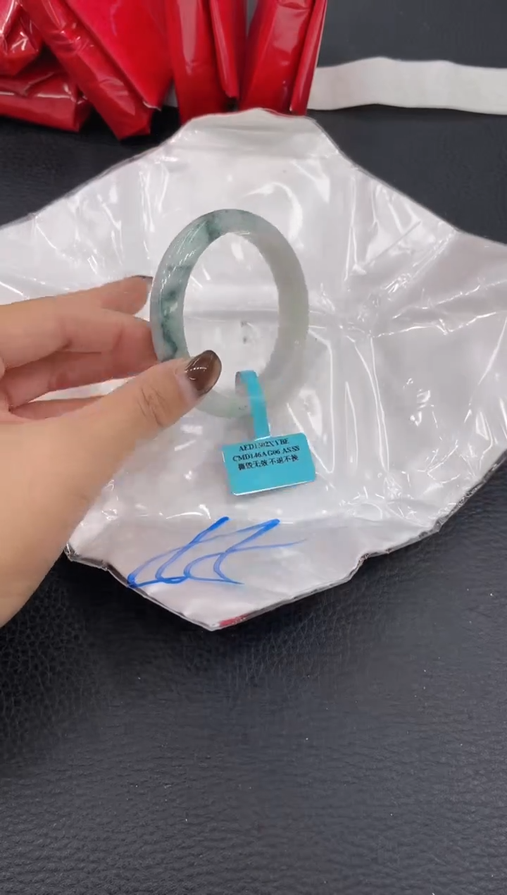 【闪购商品】翡翠手镯未镶嵌手镯