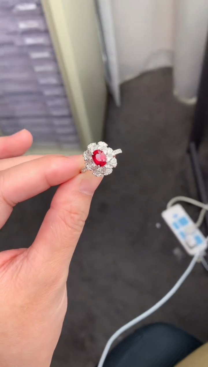 【闪购商品】红宝石戒指18K金镶嵌1.3ct无烧鸽血红戒指