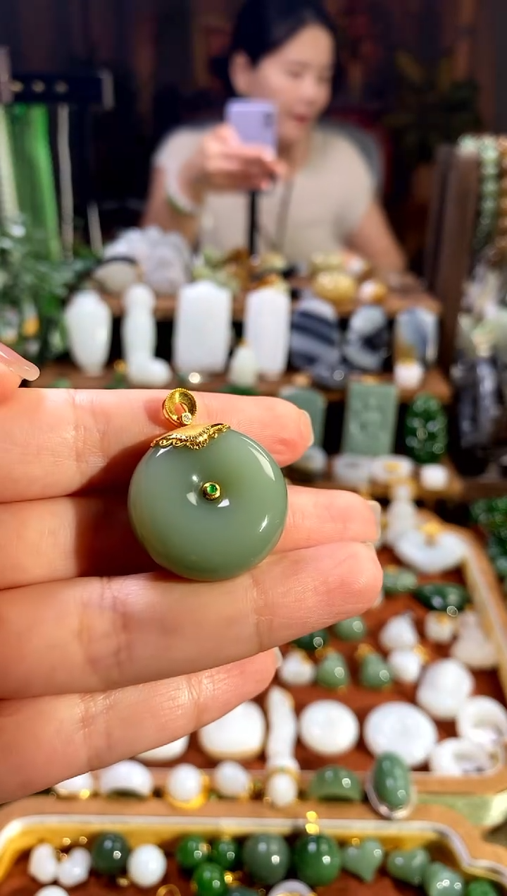 和田玉18K金镶嵌吊坠(赠链).