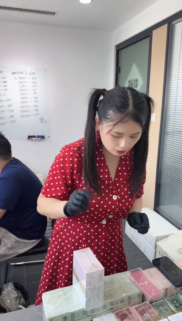 整刀百张连号 中国红 银行保真