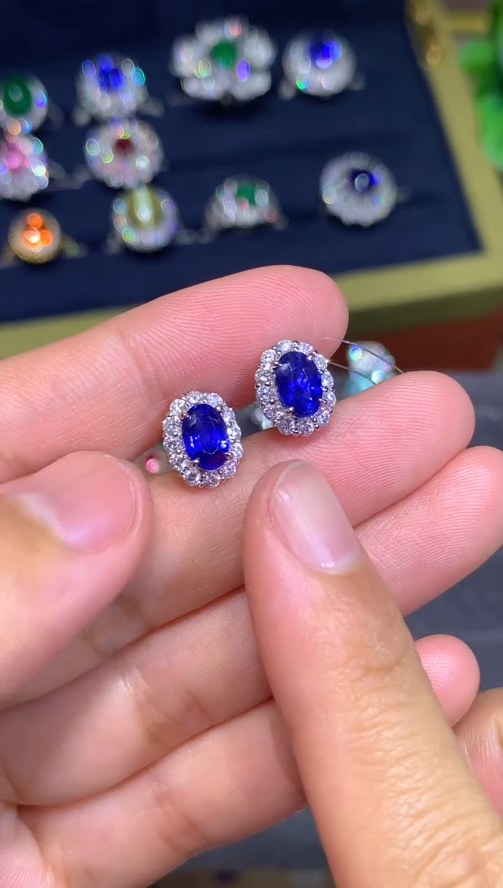 耳钉蓝宝石18K金镶嵌1.79CT