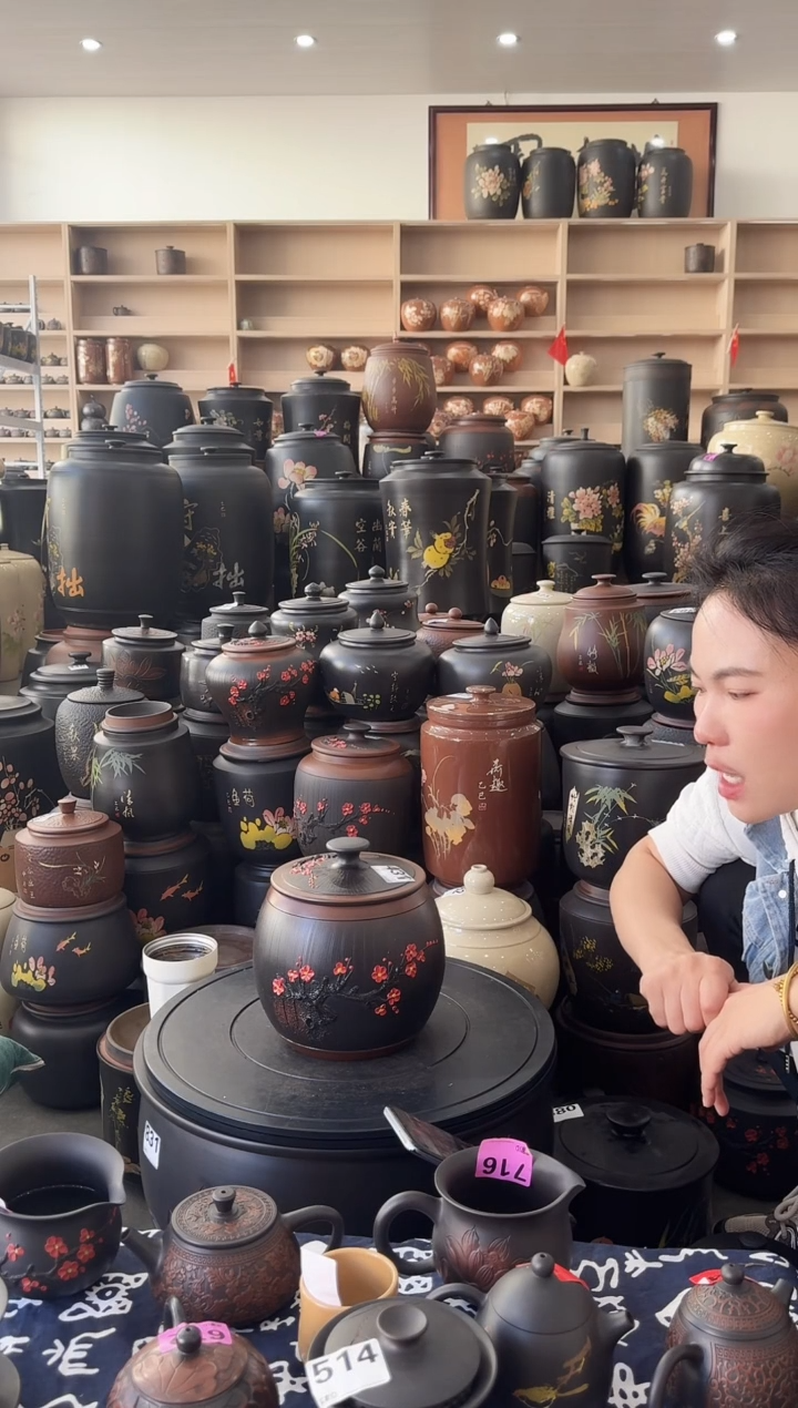 罐瑕疵茶叶罐  腰鼓红梅   431