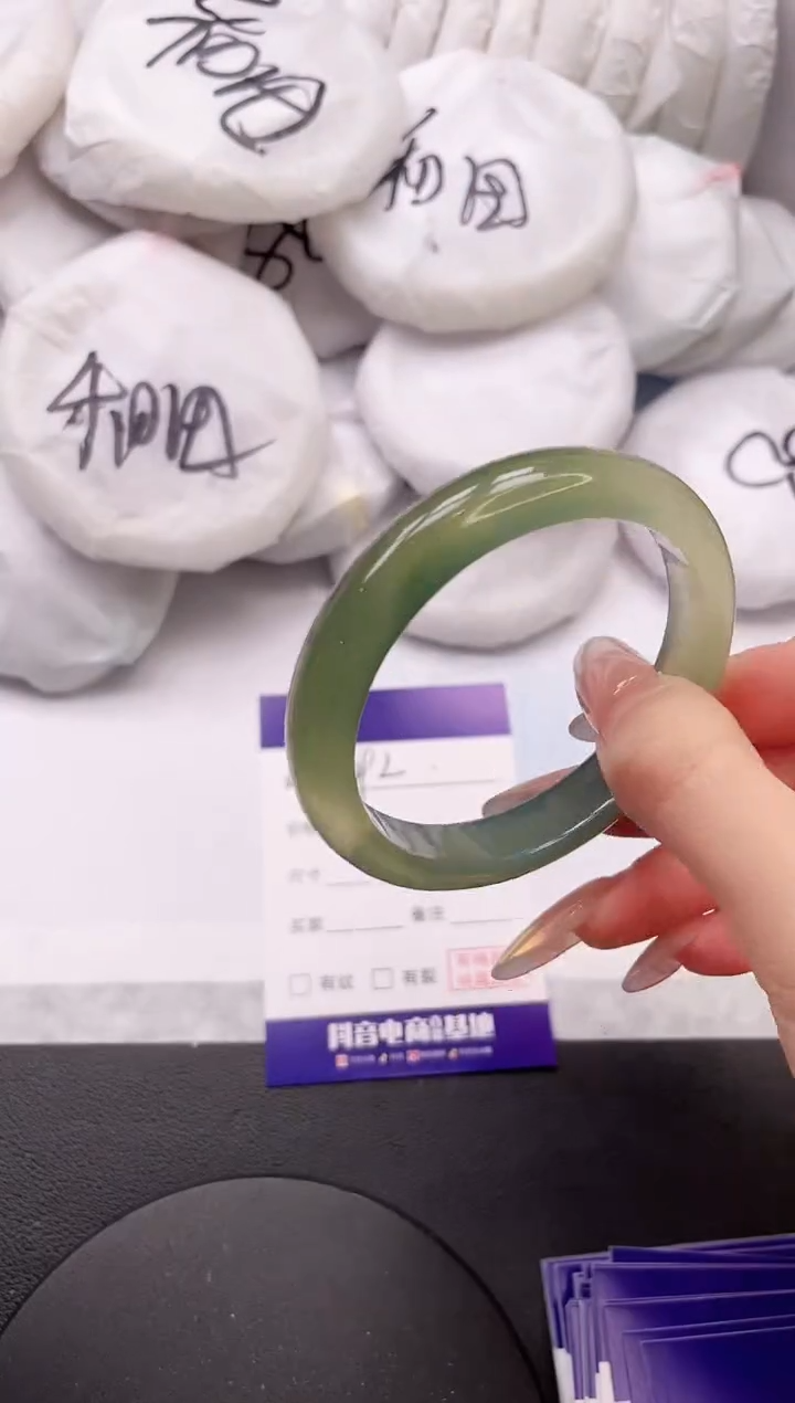 【闪购商品】石英质玉手镯未镶嵌18L392-53