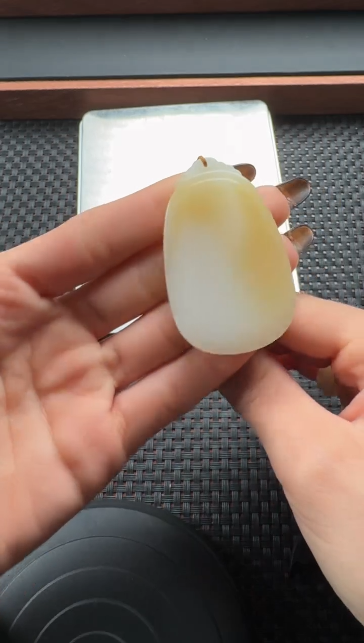 吊坠(赠链)未镶嵌和田玉且末金山糖白吊坠