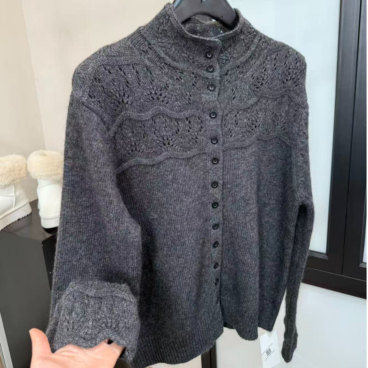 『雨美 Show』8788深灰色领子镂空针织上衣