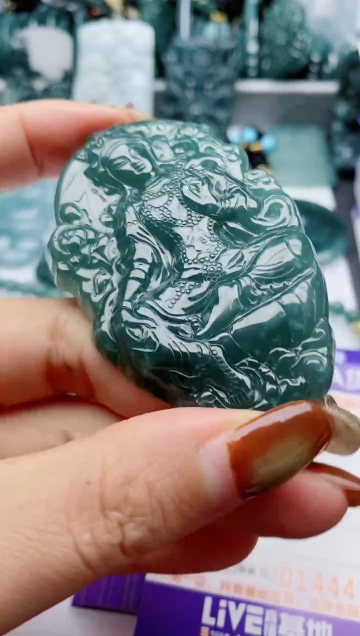 颈饰未镶嵌翡翠                