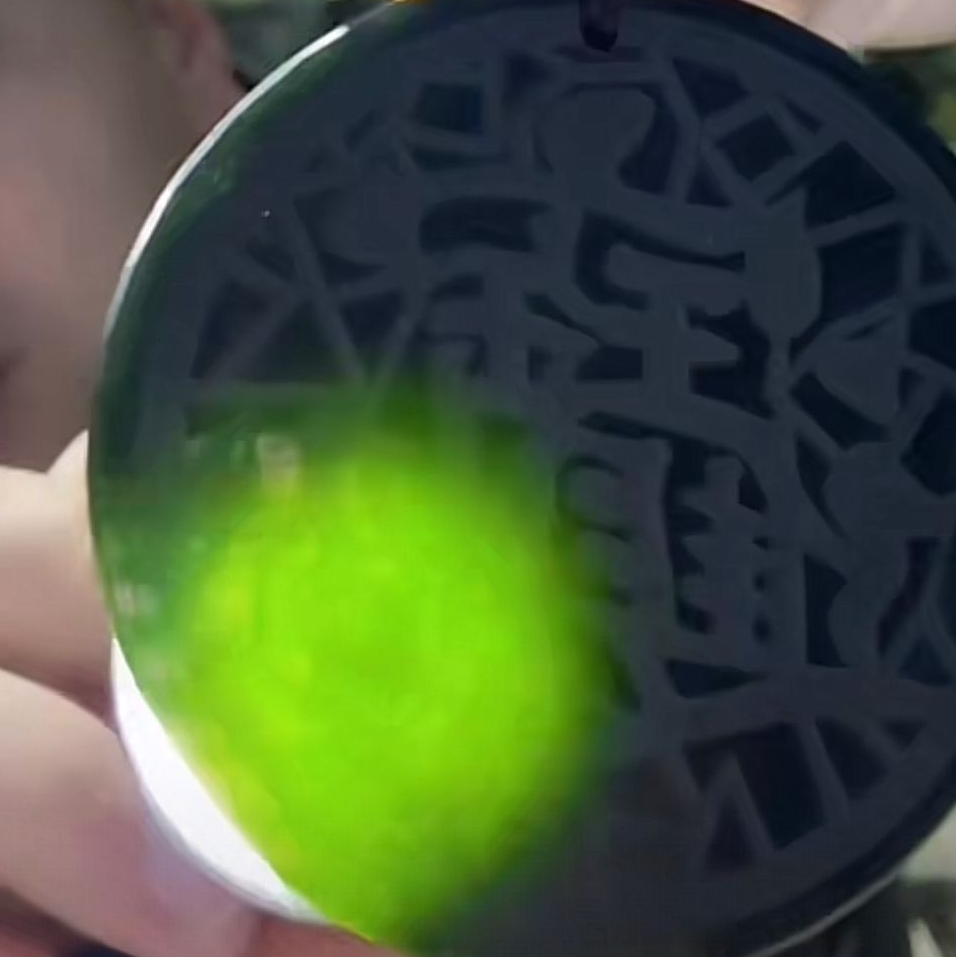 《吕总矿业 抖音发货》和田玉高透纯天然招财进宝吊坠