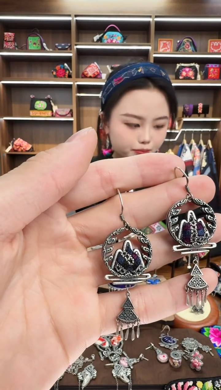 【闪购商品】织绣182蒙阿苏苗绣传承